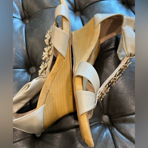 Patrizia by Spring Step Cream T-Strap Wedge With Beautiful Flower Accents Size 9 - Picture 7 of 9